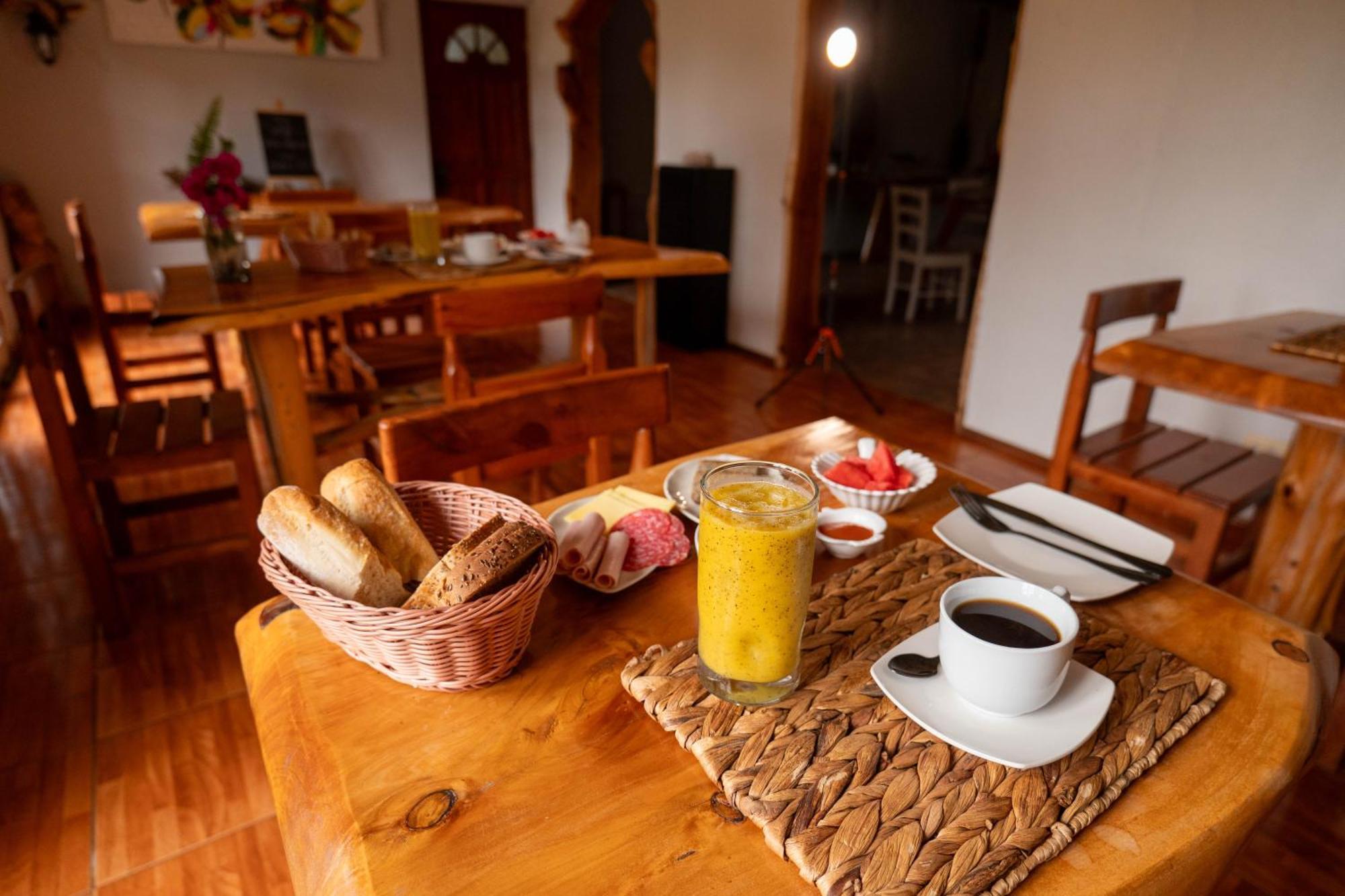 Hotel Uka Mana Hanga Roa Buitenkant foto